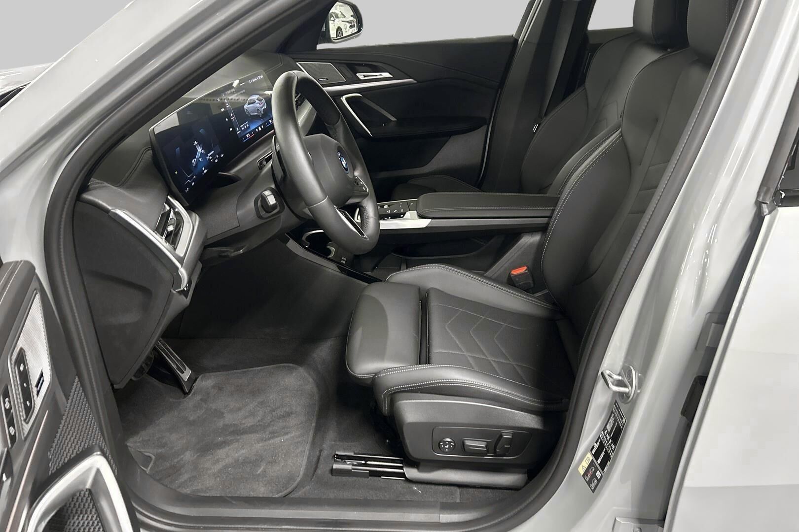 BMW iX2 iso kuva 8
