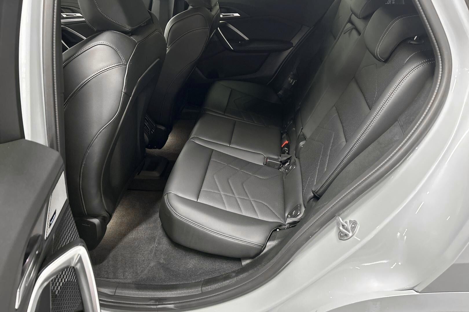BMW iX2 iso kuva 9