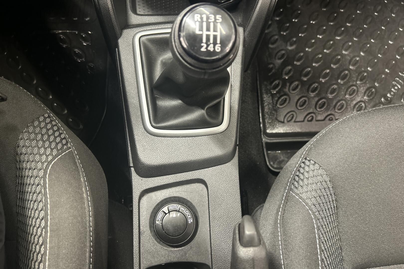 Dacia Duster iso kuva 16