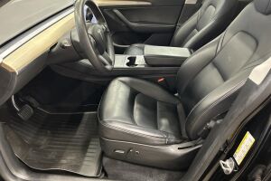 Tesla Model Y esikatselu 16