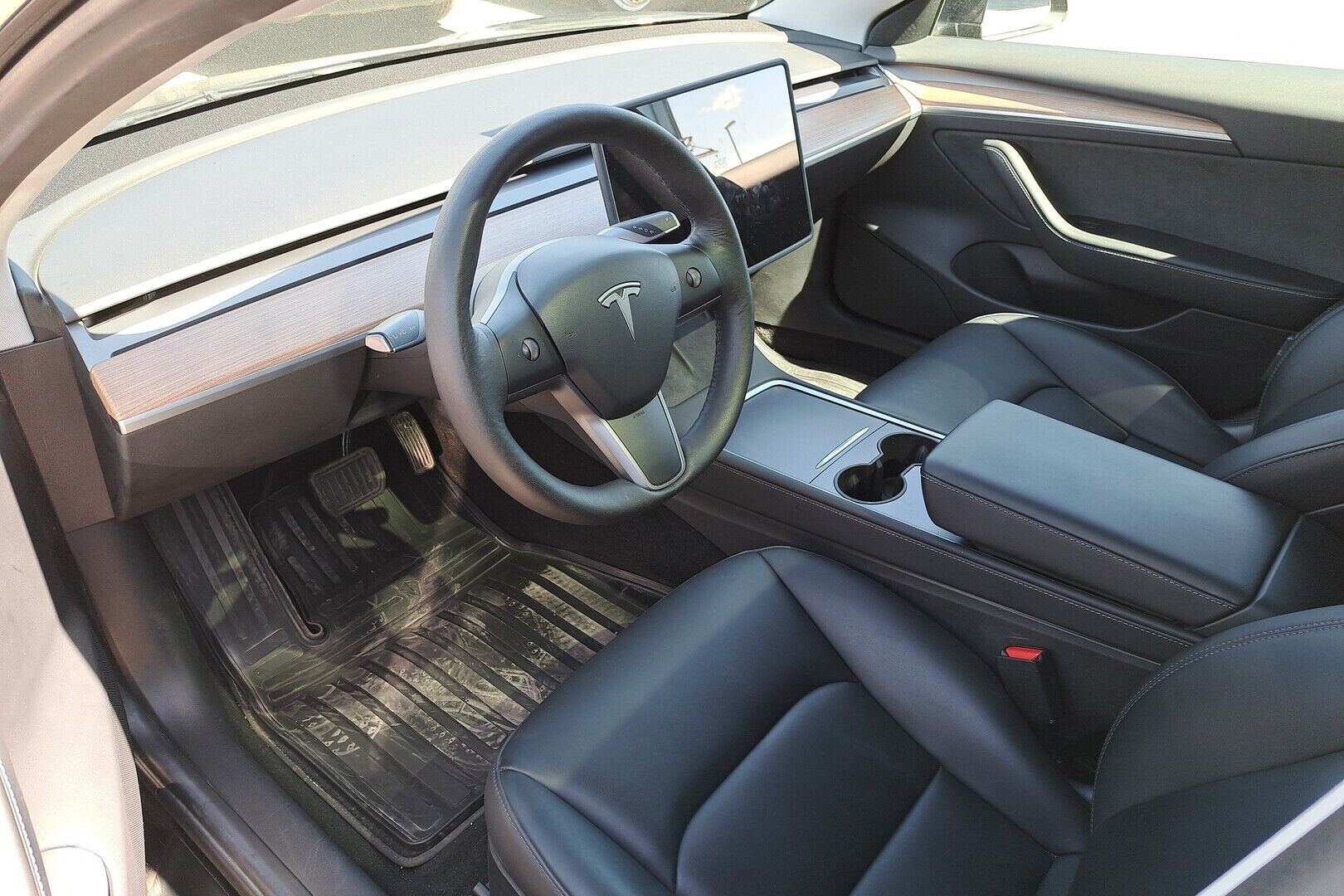 Tesla Model 3 iso kuva 1