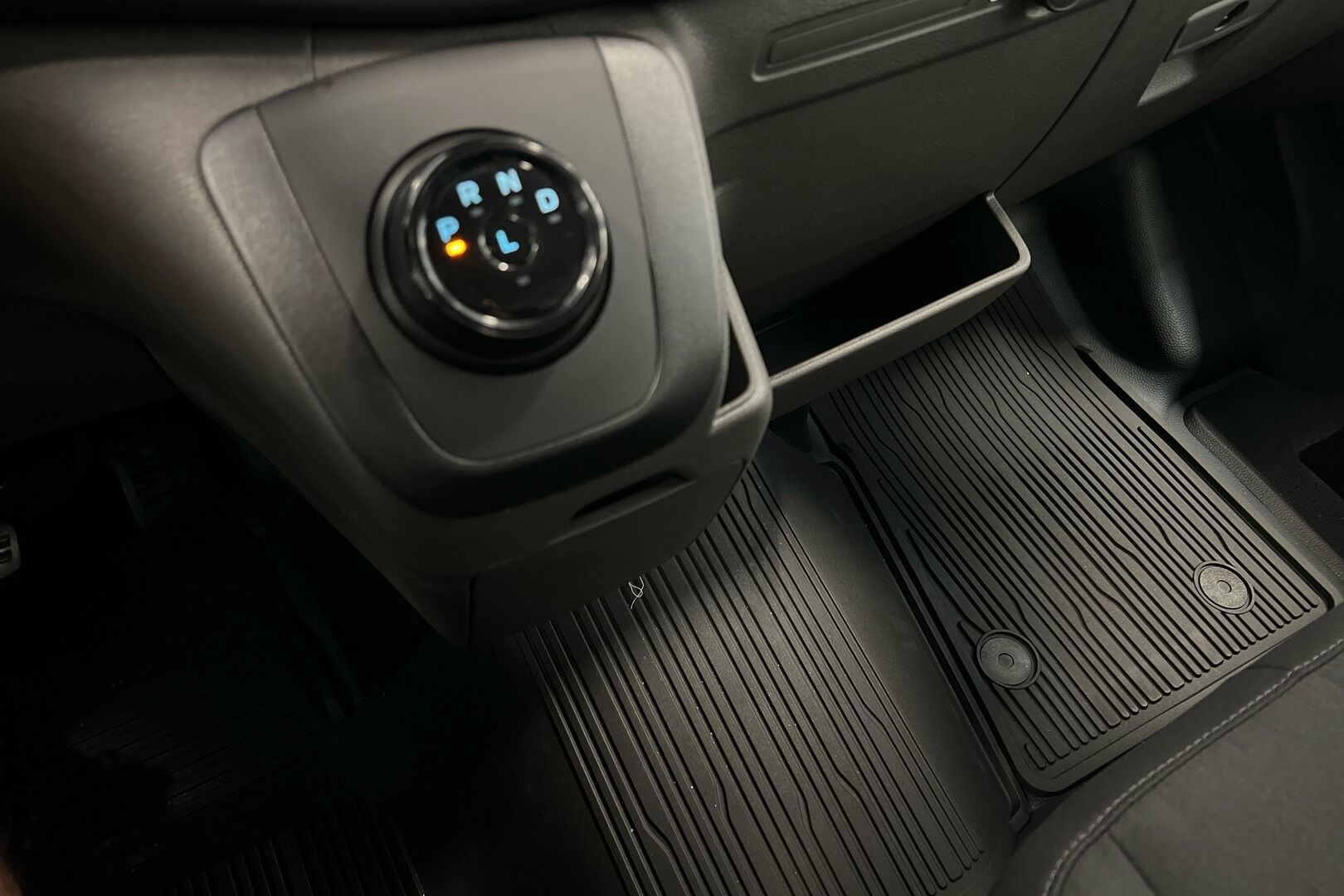 Ford Transit iso kuva 13