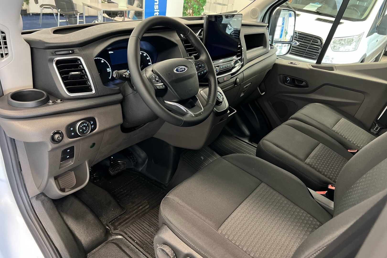Ford Transit iso kuva 6