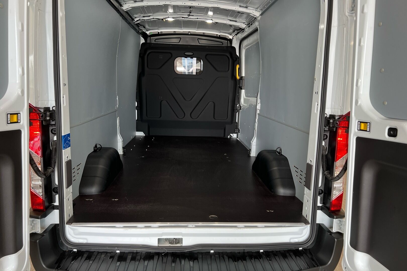 Ford Transit iso kuva 9