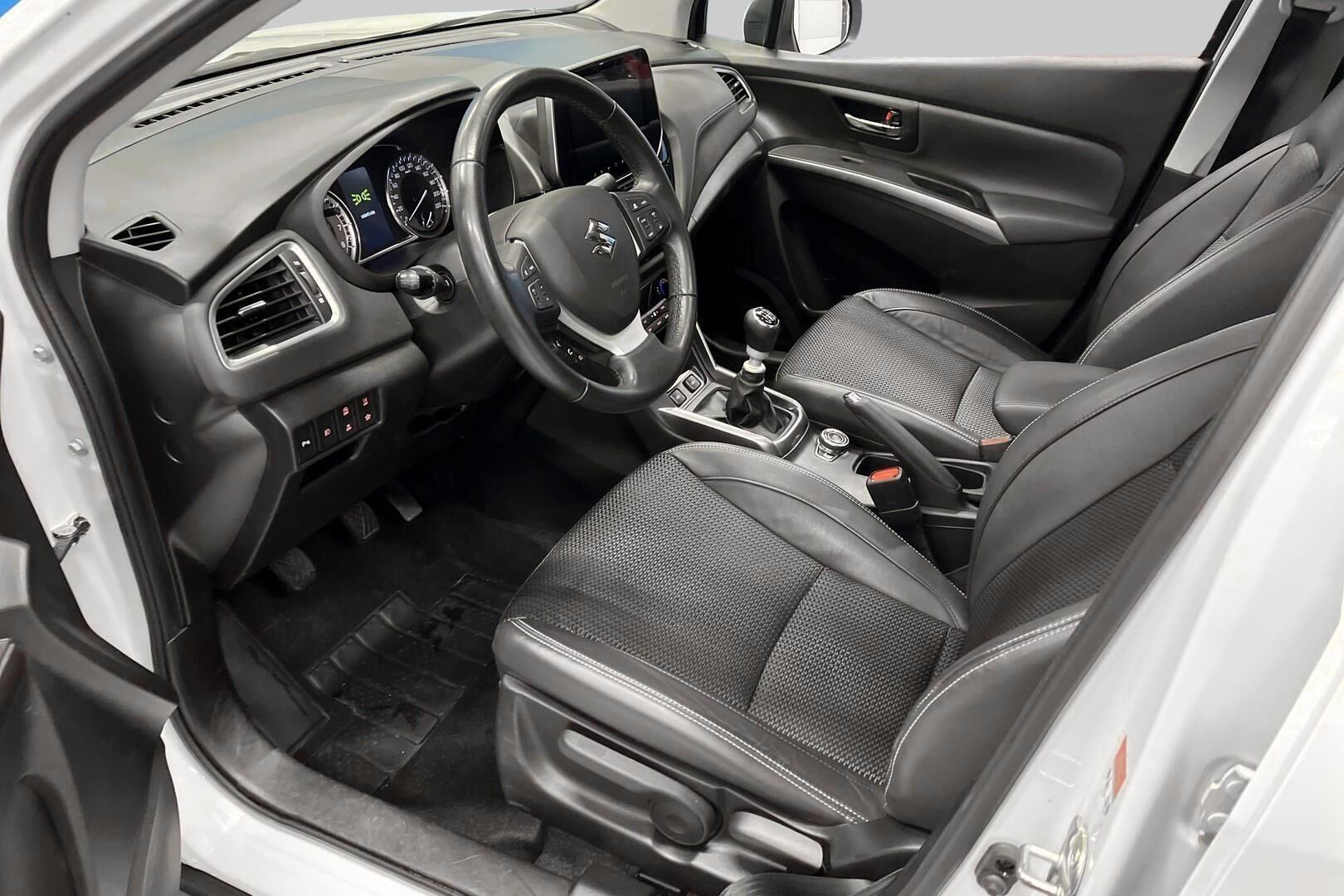 Suzuki S-Cross iso kuva 9