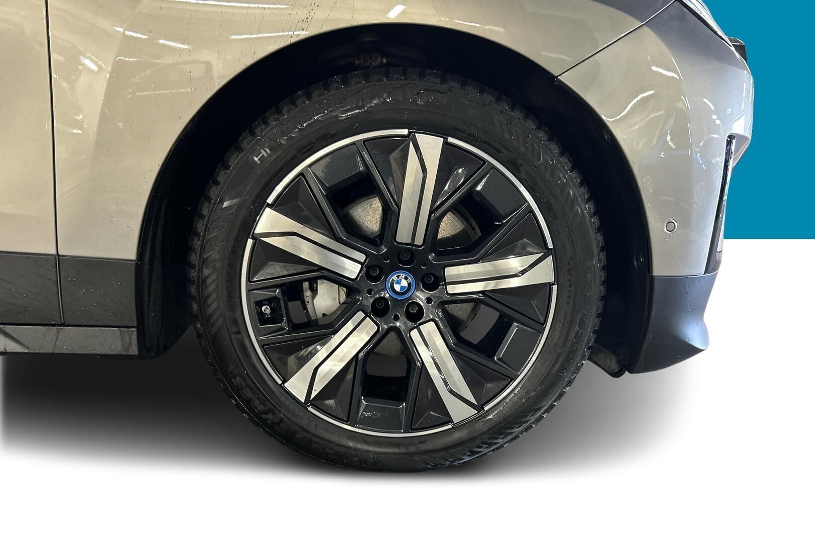 BMW iX iso kuva 13