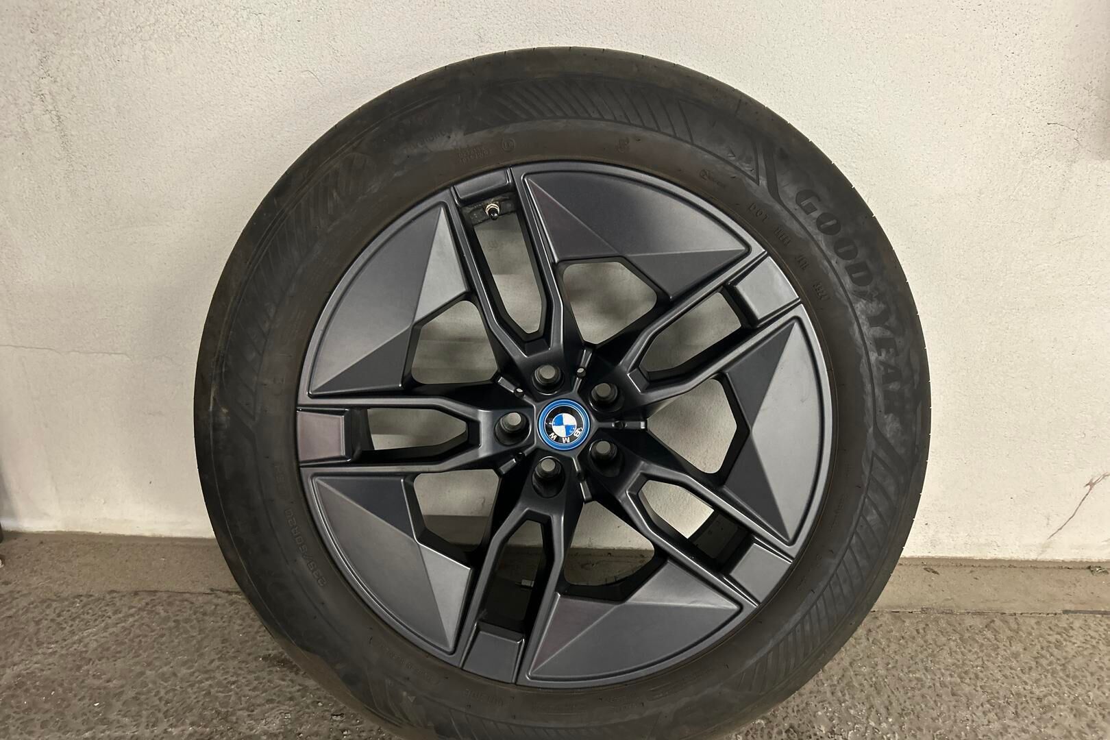 BMW iX iso kuva 14