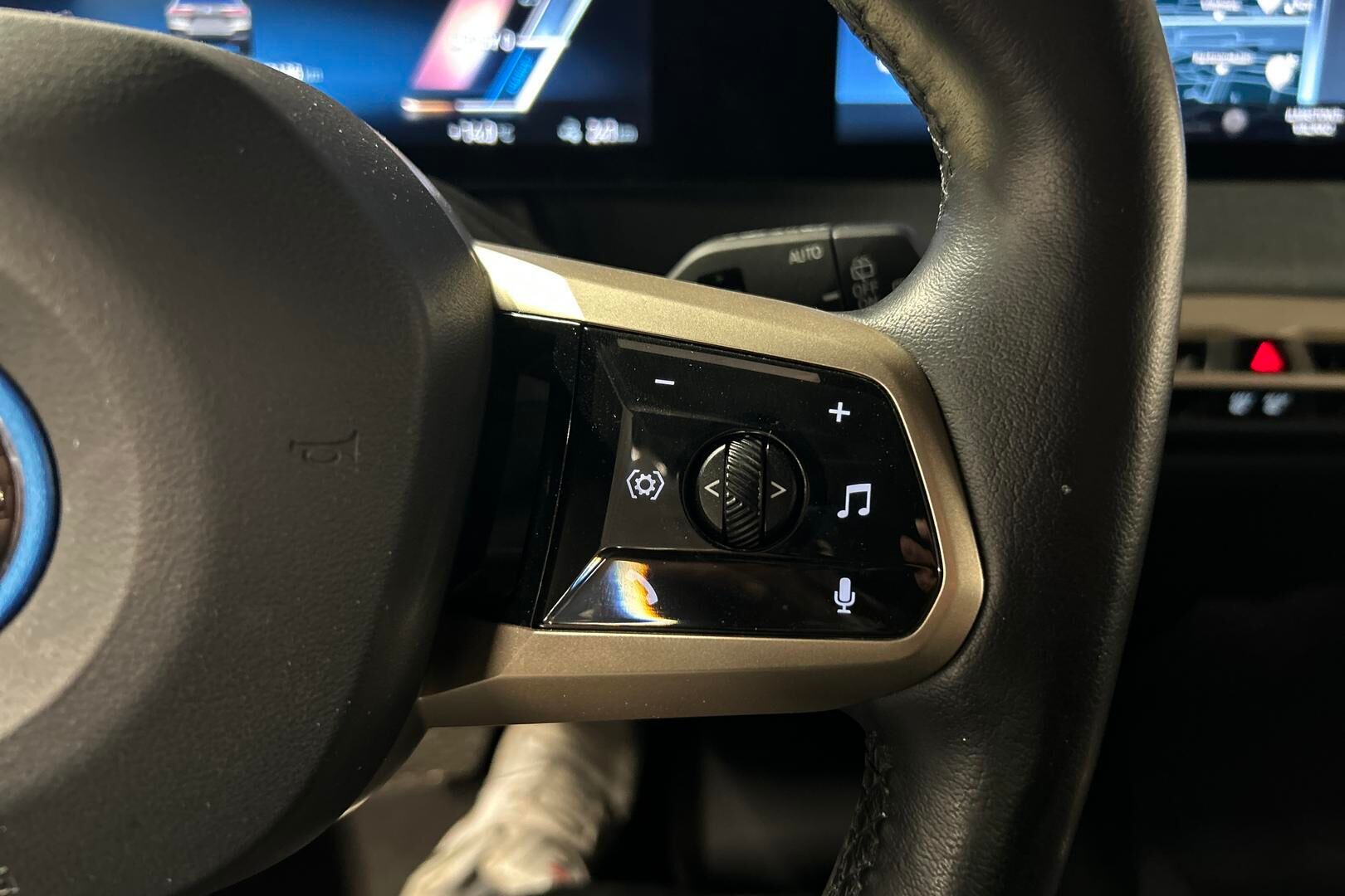 BMW iX iso kuva 18