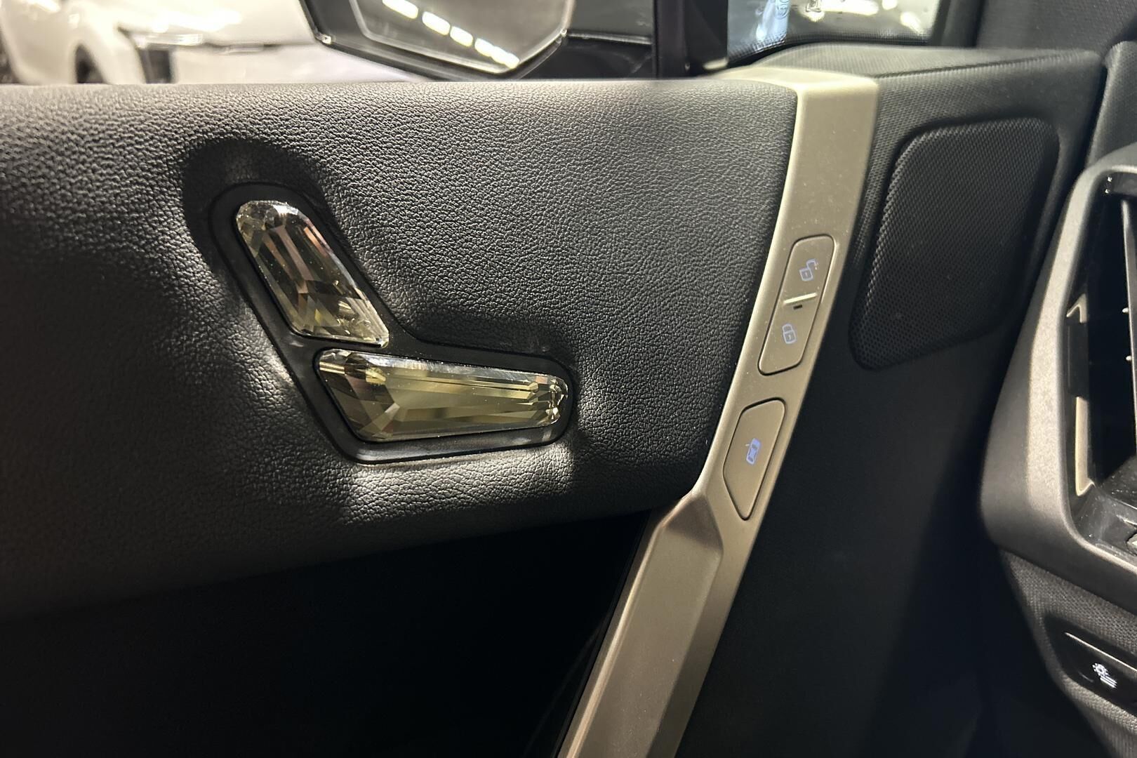BMW iX iso kuva 23