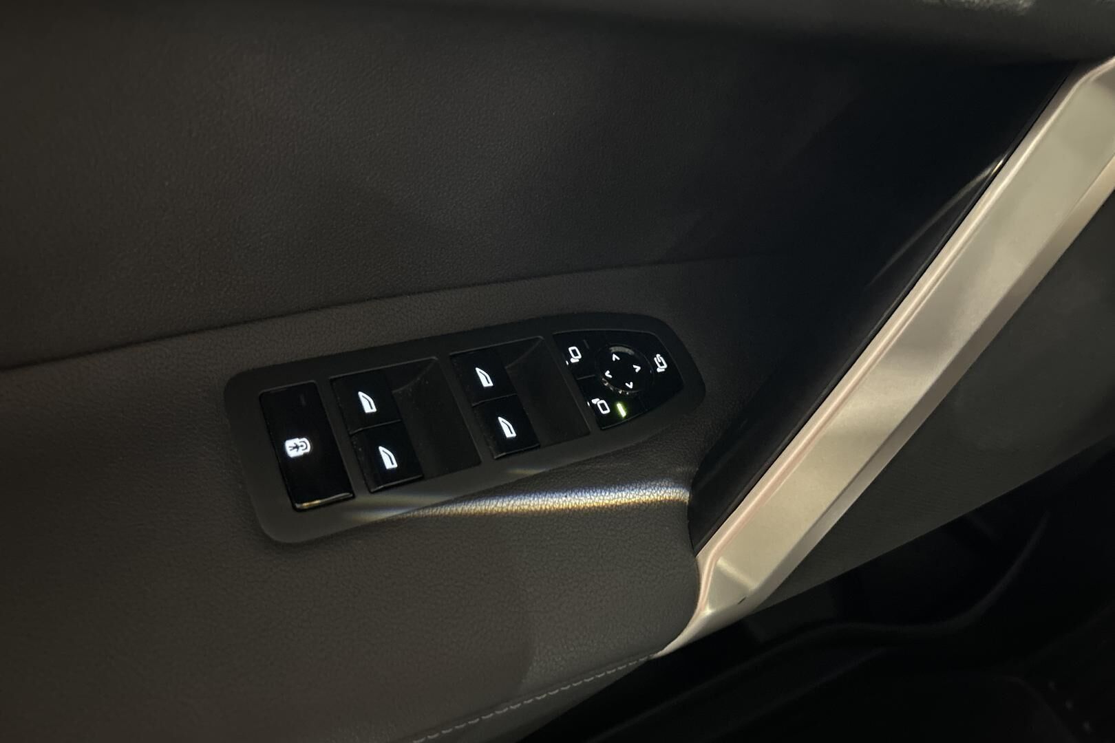 BMW iX iso kuva 24