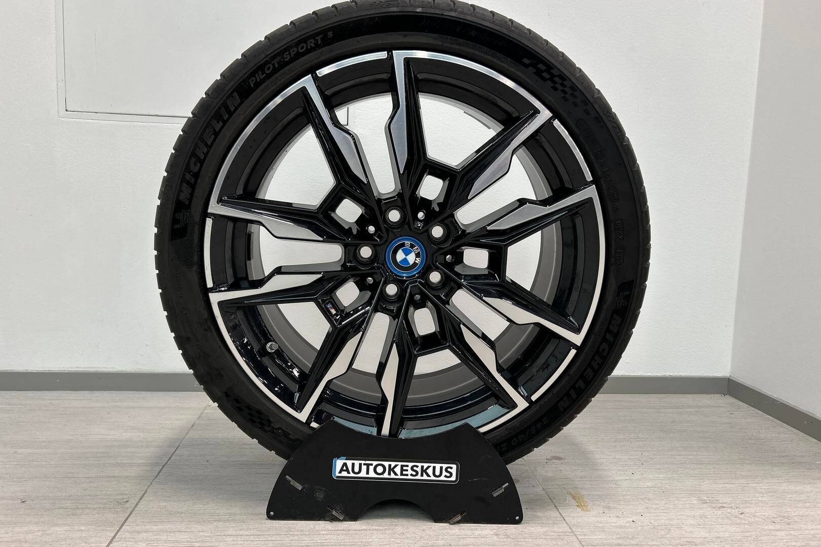 BMW i4 M50 iso kuva 13