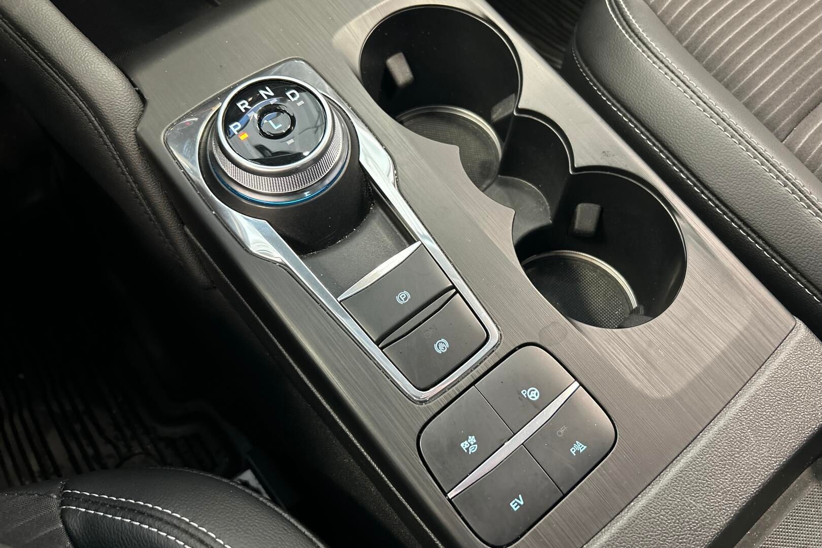 Ford Kuga iso kuva 34