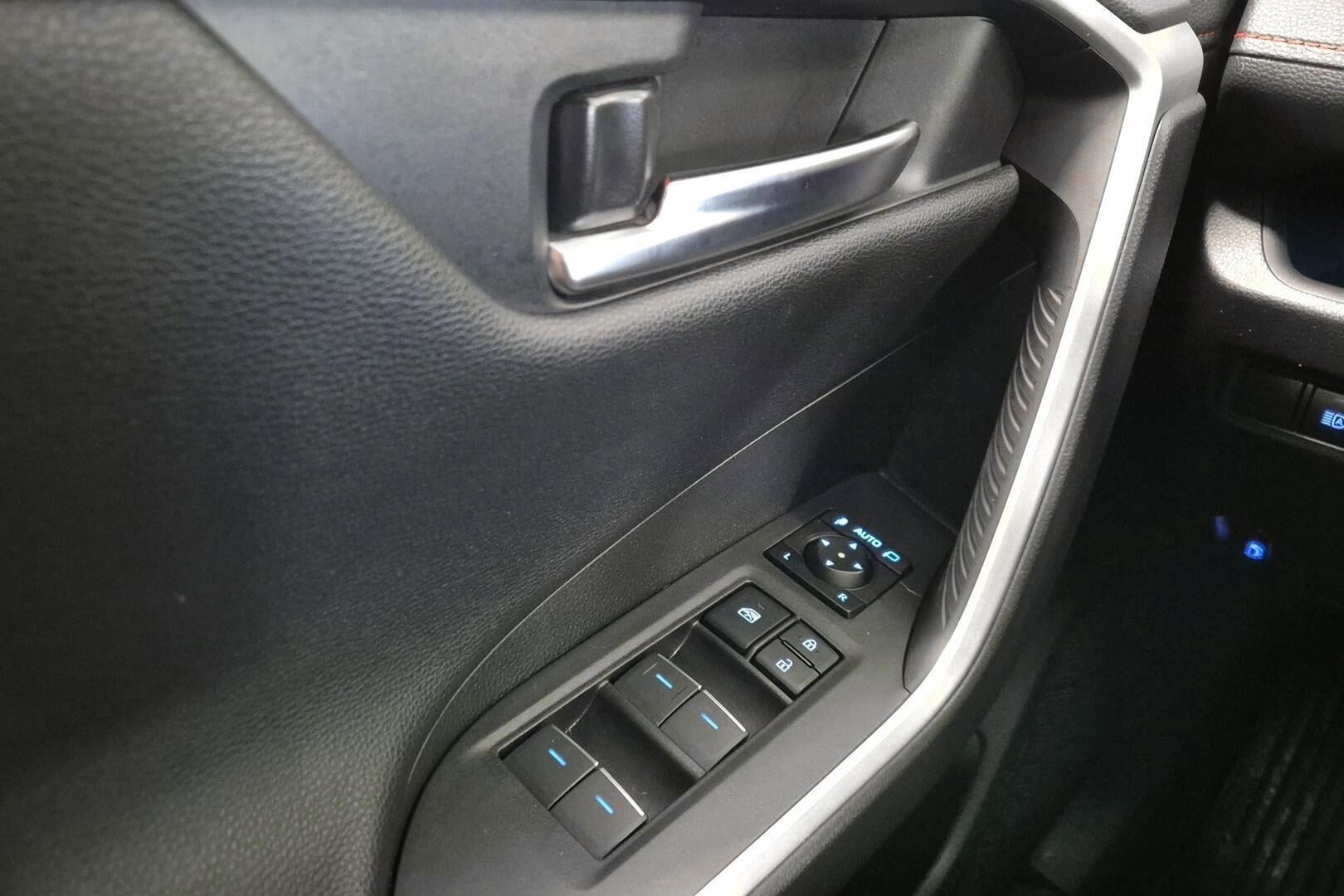 Toyota RAV4 Plug-in iso kuva 14