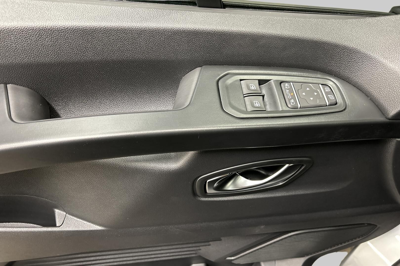 Nissan Primastar iso kuva 16