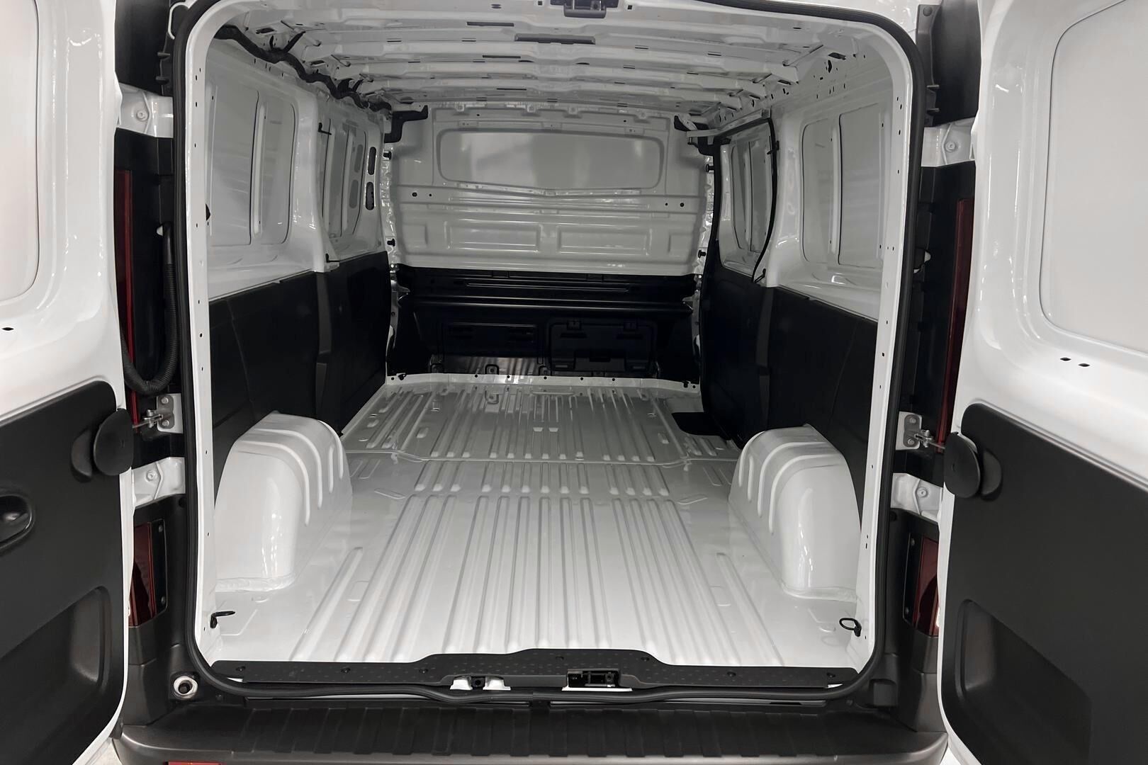 Nissan Primastar iso kuva 11