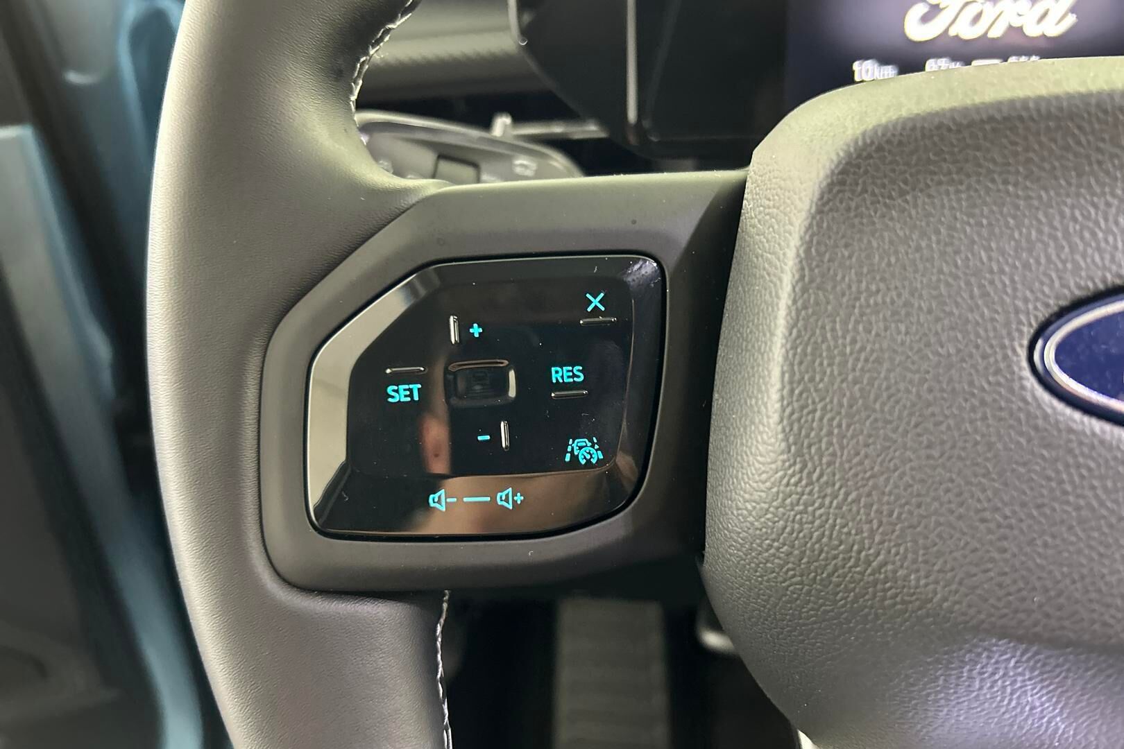 Ford Explorer iso kuva 23