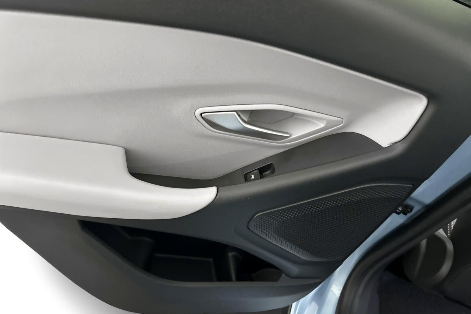 Ford Explorer iso kuva 30