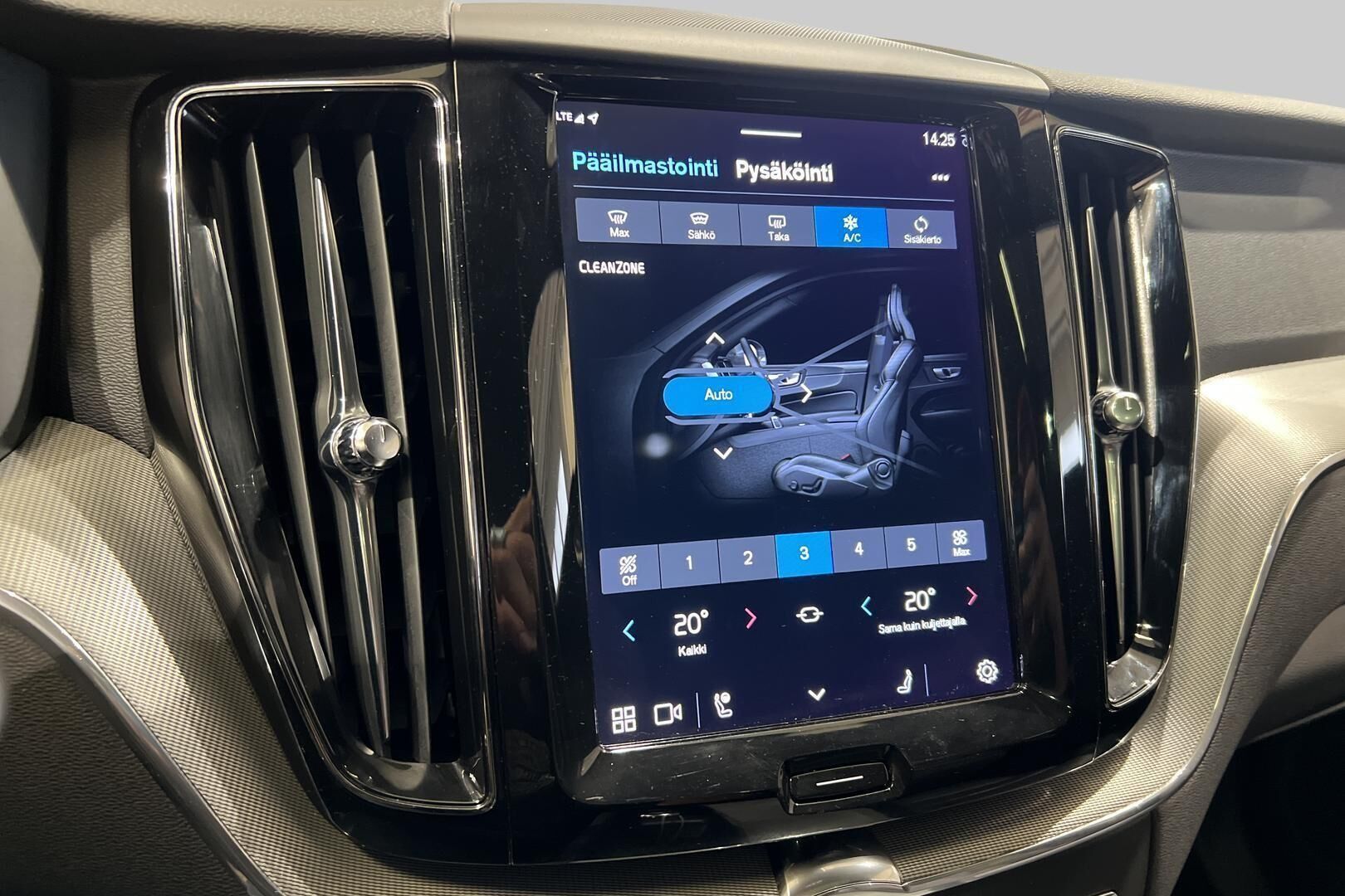 VOLVO XC60 iso kuva 29
