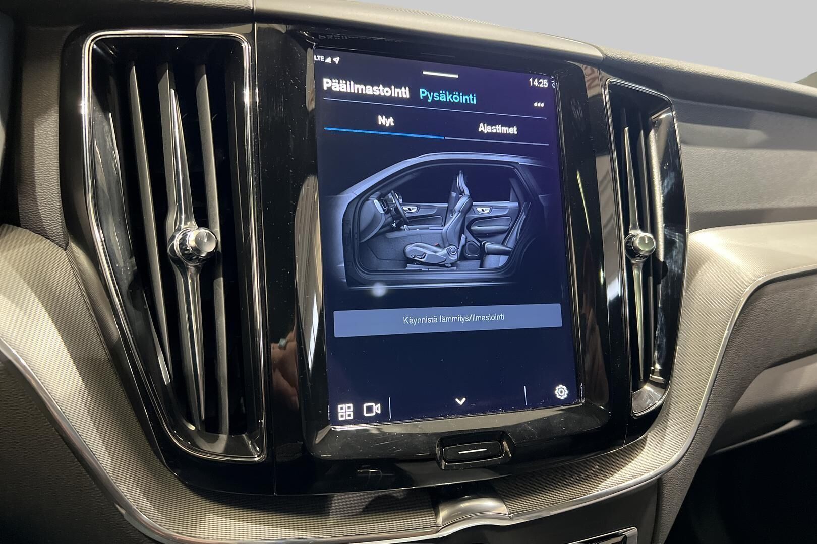 VOLVO XC60 iso kuva 30