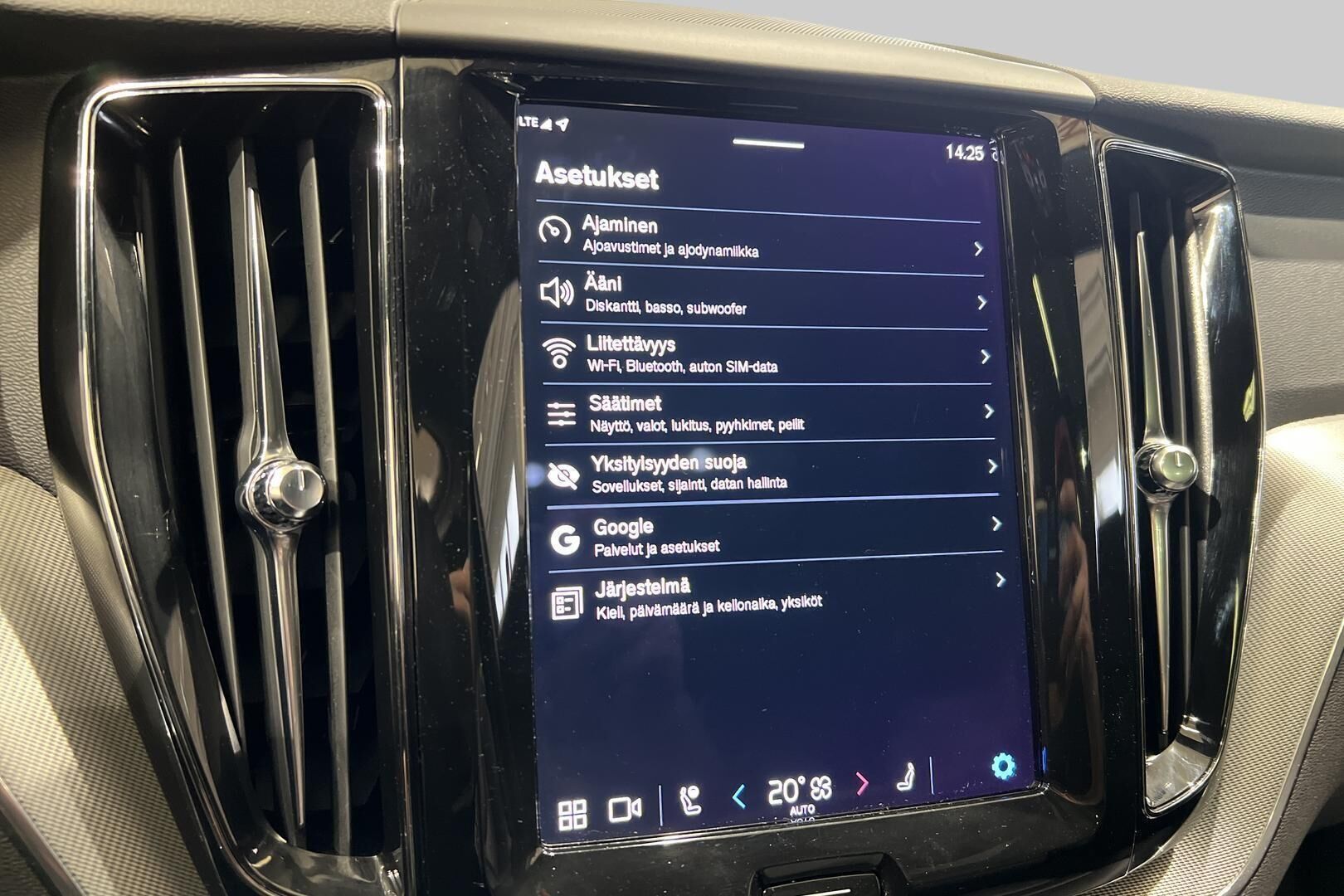 VOLVO XC60 iso kuva 13