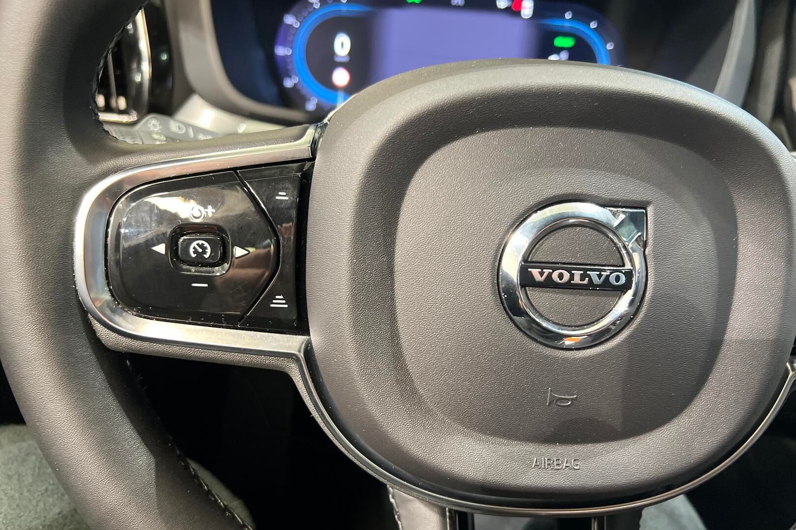 VOLVO XC60 iso kuva 17