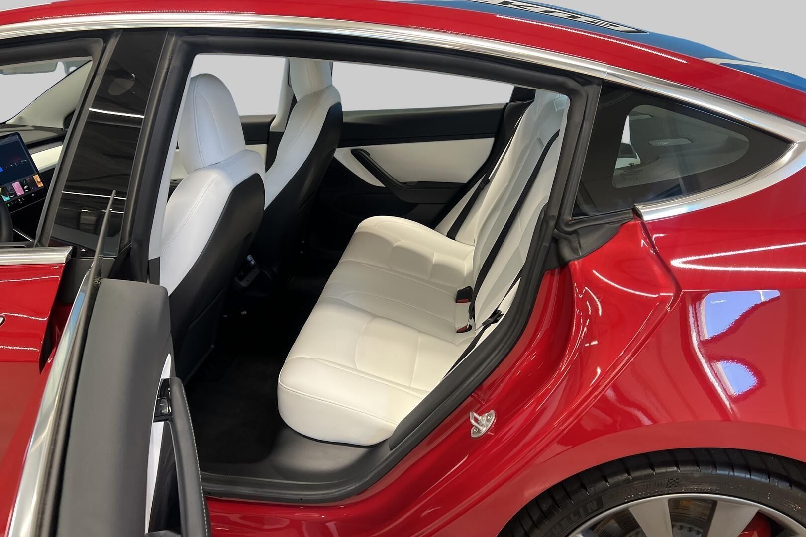 TESLA MODEL 3 iso kuva 9