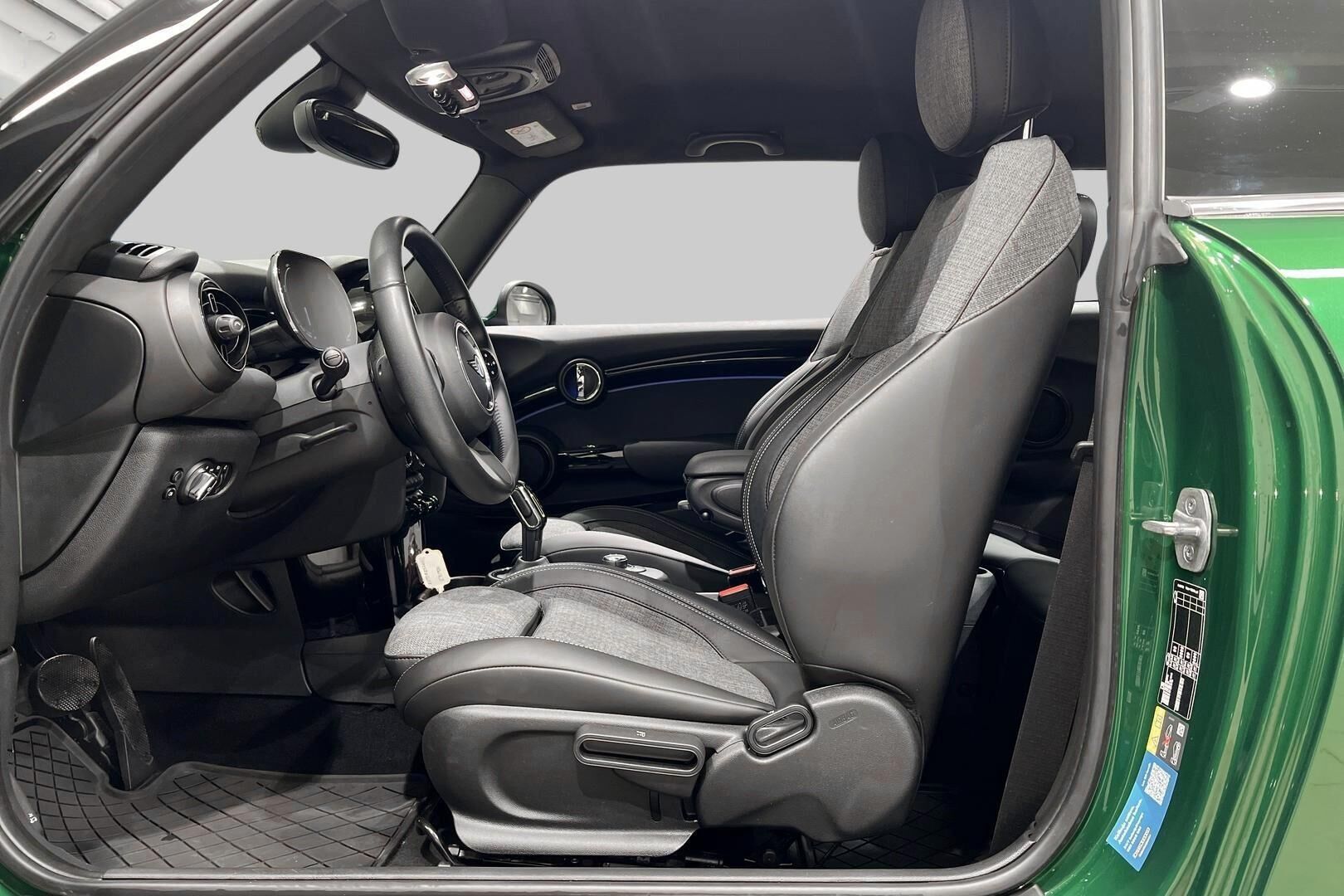 MINI COOPER SE iso kuva 9