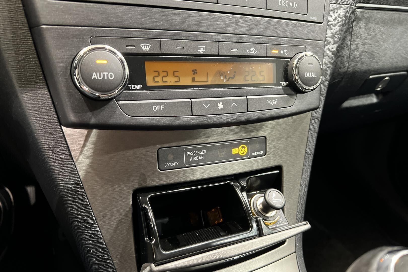 TOYOTA AVENSIS iso kuva 16