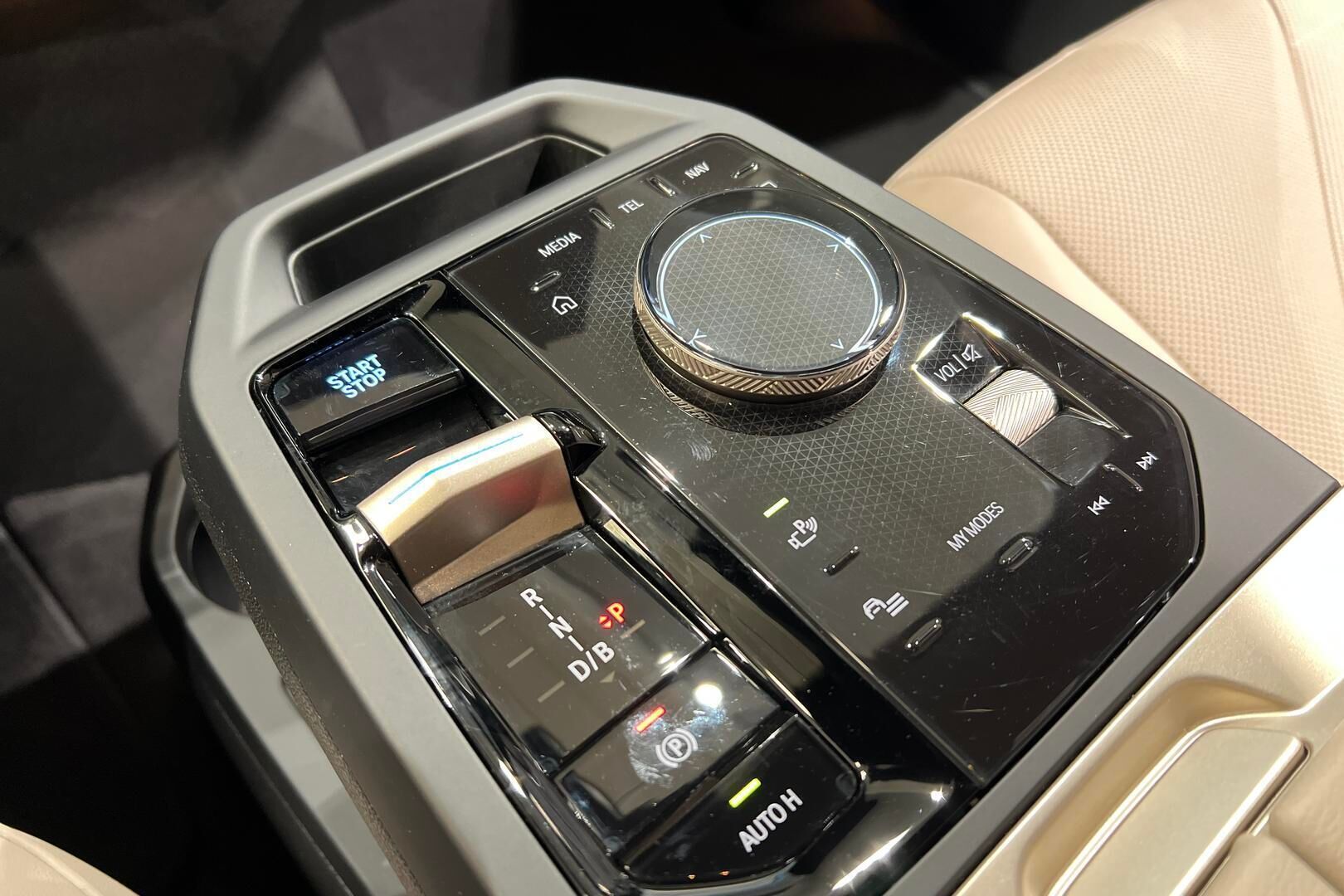 BMW IX iso kuva 25