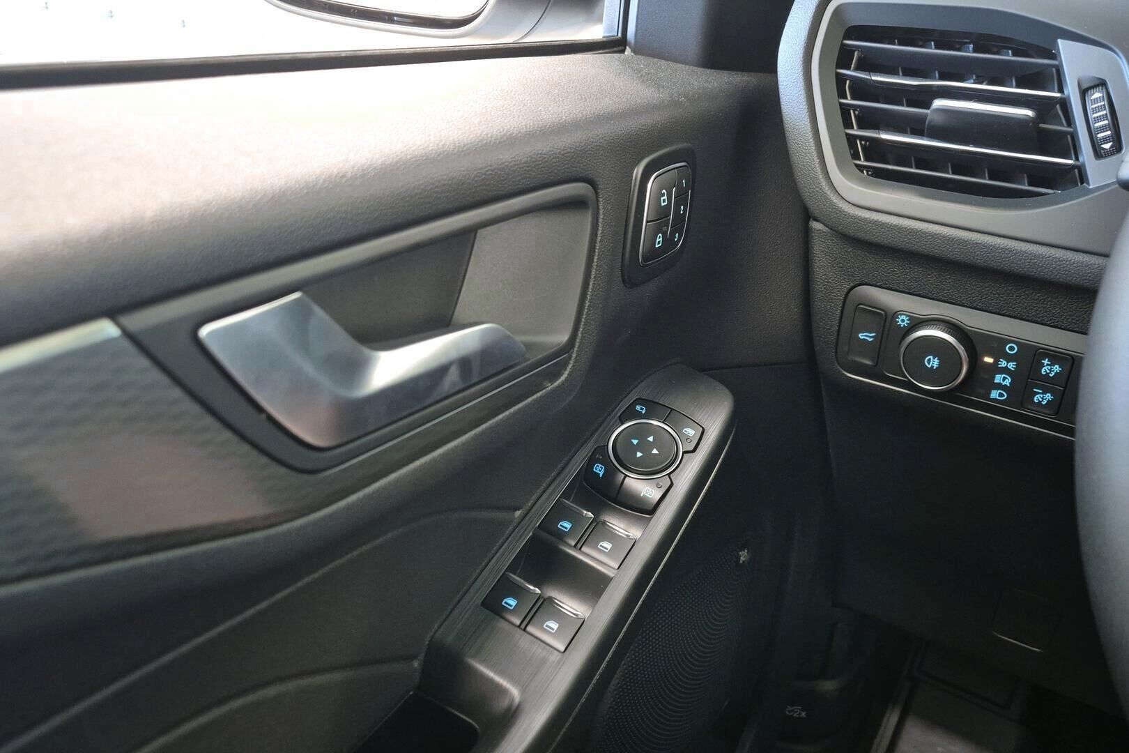 Ford Kuga iso kuva 19