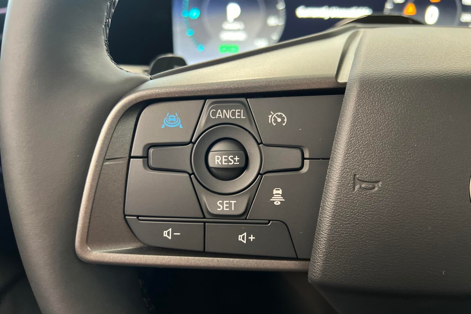 Nissan Leaf iso kuva 16