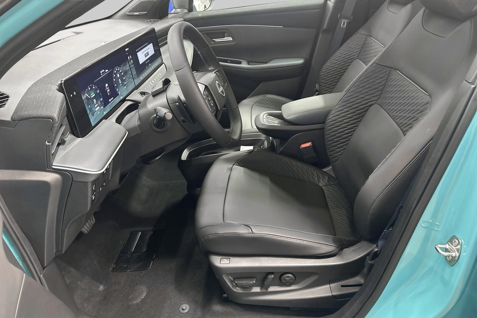 Nissan Leaf iso kuva 8