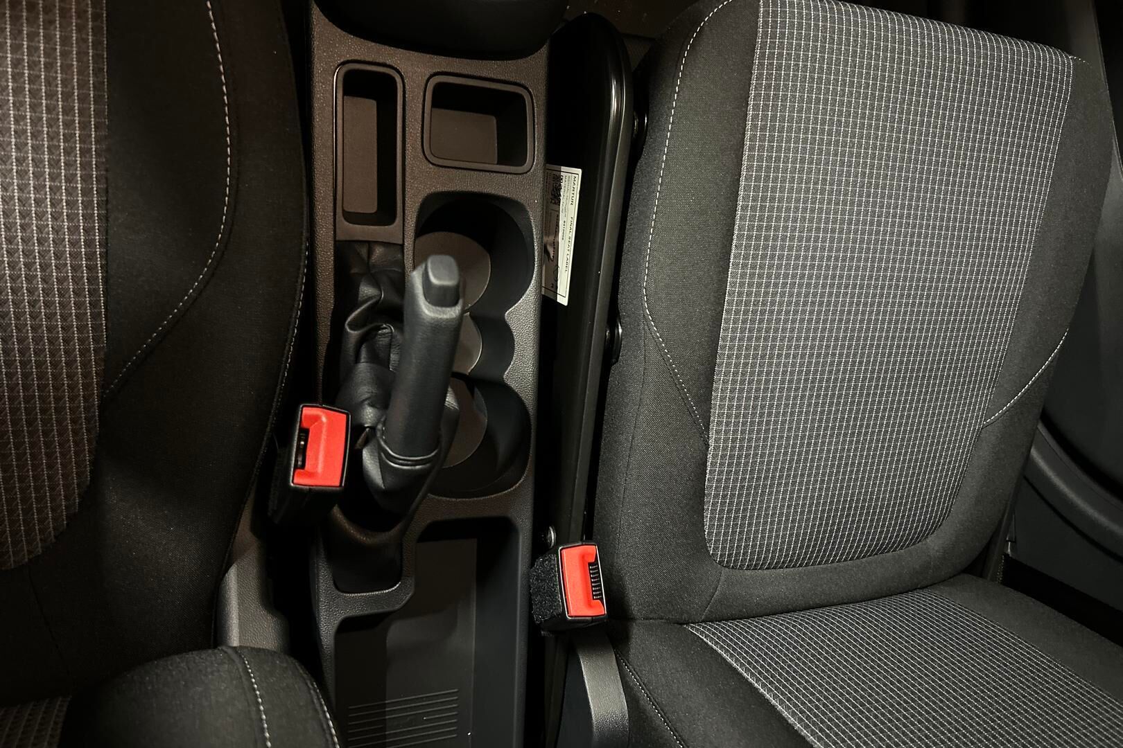 Ford Transit Courier iso kuva 21