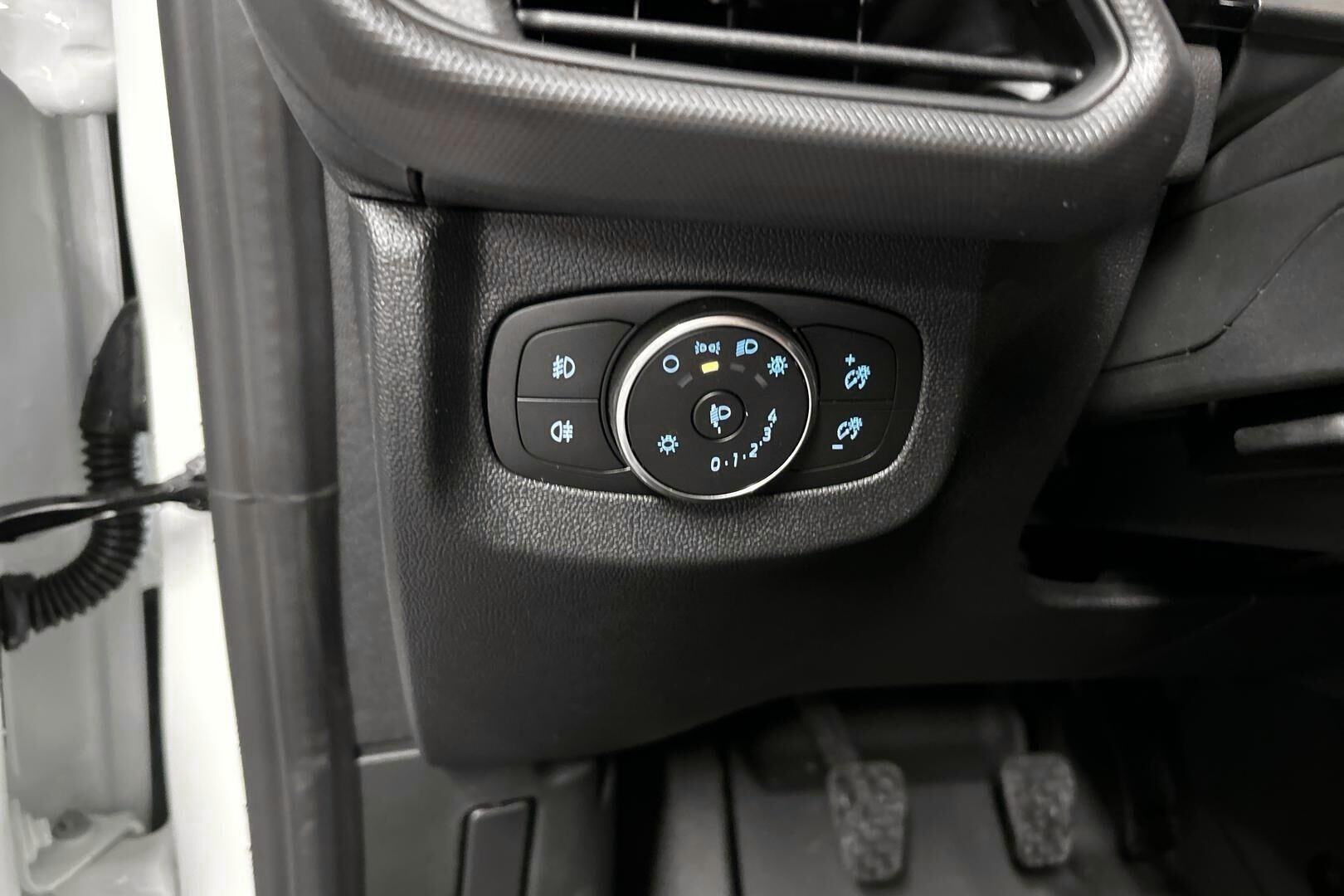 Ford Transit Courier iso kuva 26