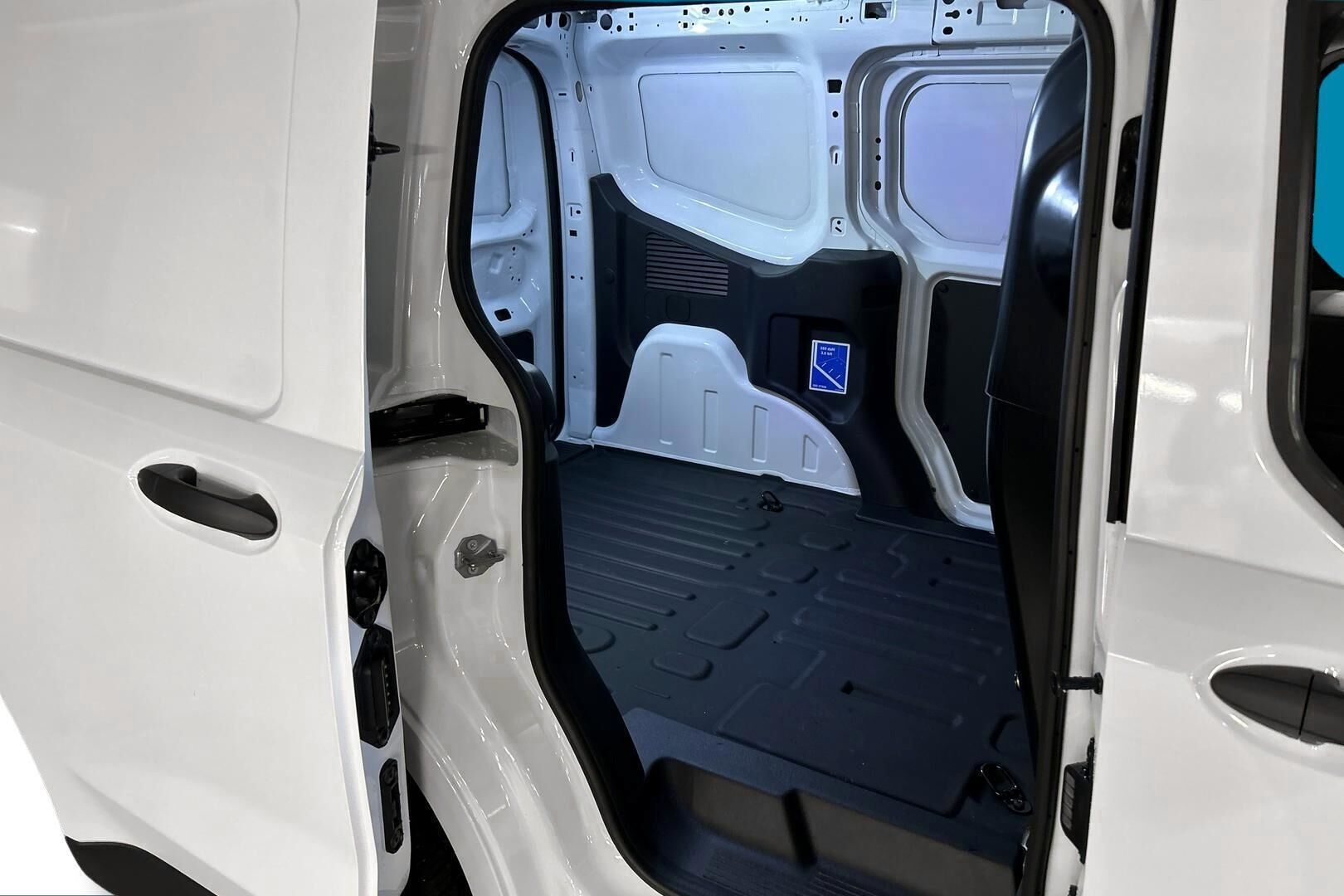 Ford Transit Courier iso kuva 28