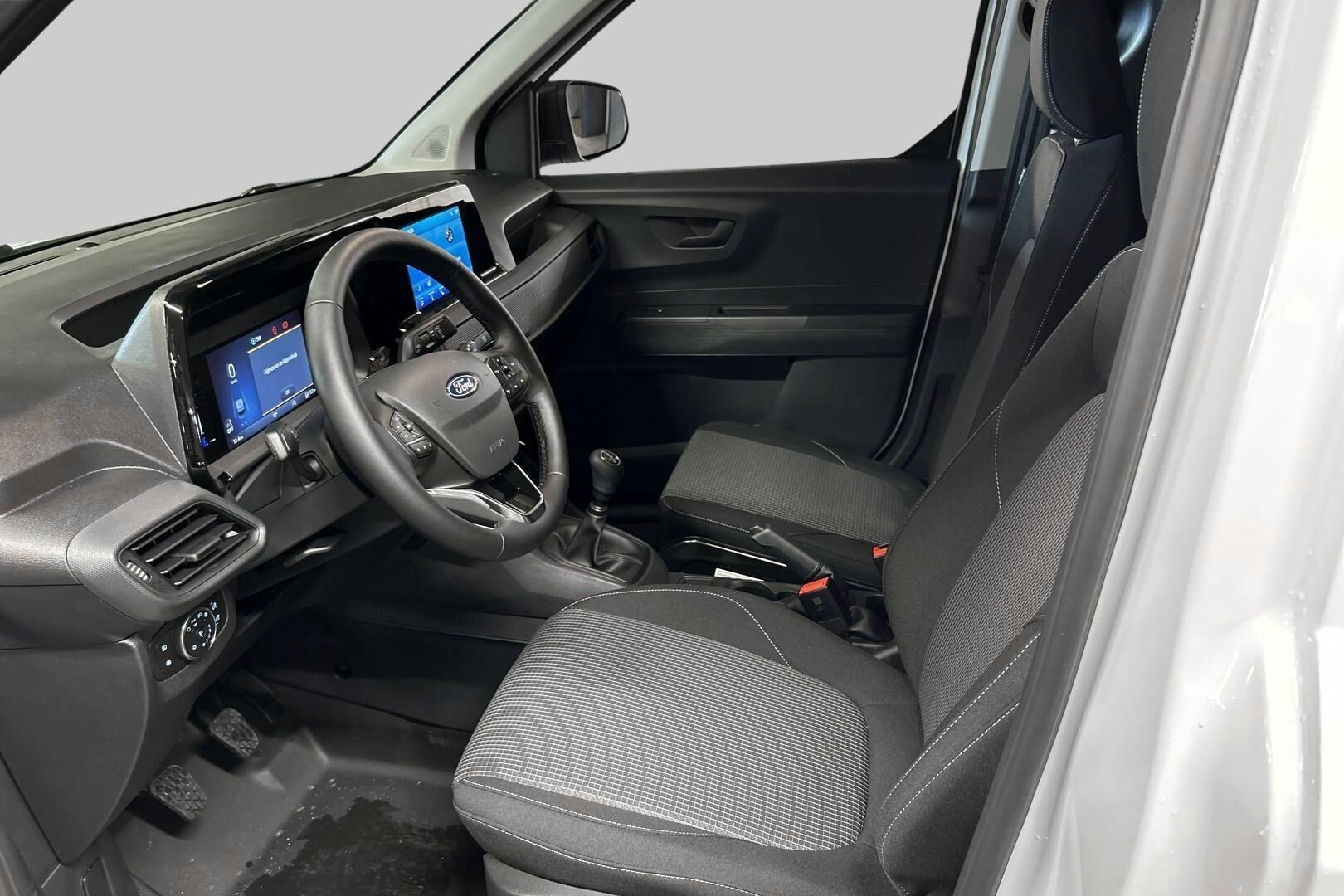 Ford Transit Courier iso kuva 8