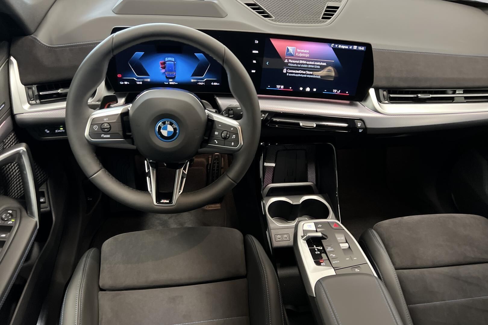 BMW iX1 iso kuva 10