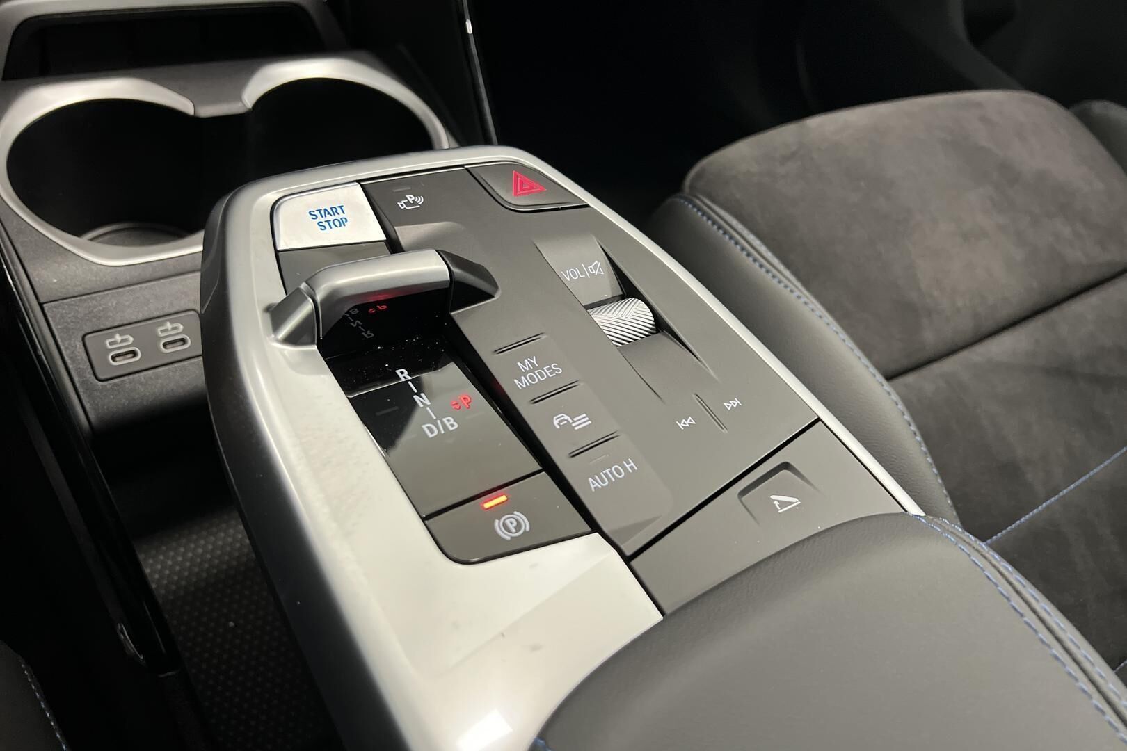 BMW iX1 iso kuva 14