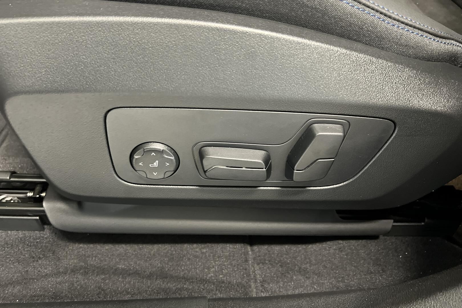 BMW iX1 iso kuva 17