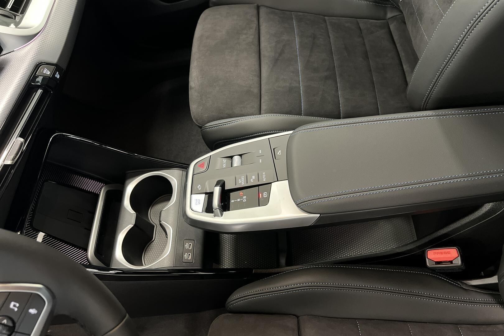 BMW iX1 iso kuva 18