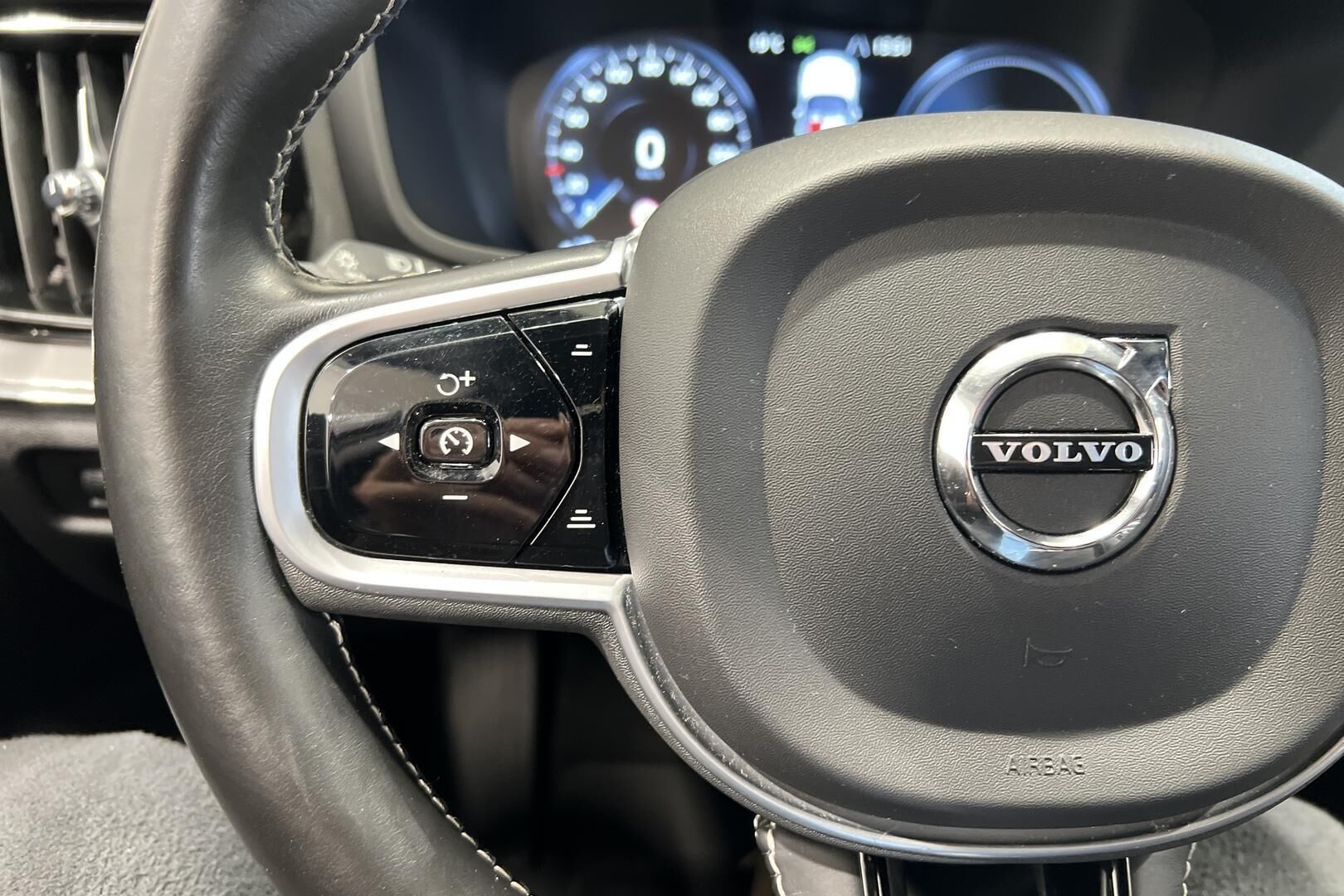 Volvo V60 iso kuva 30