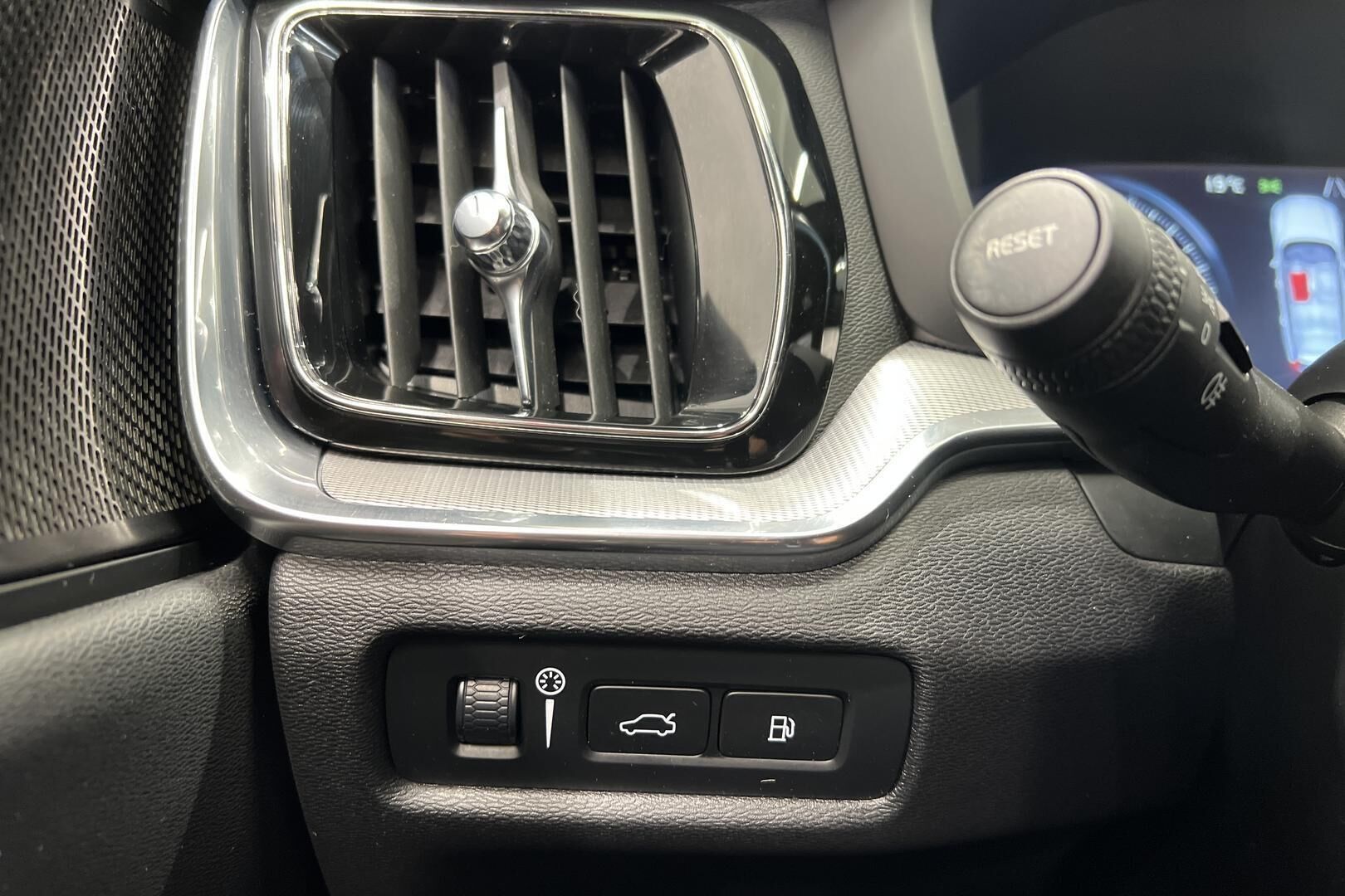 Volvo V60 iso kuva 14
