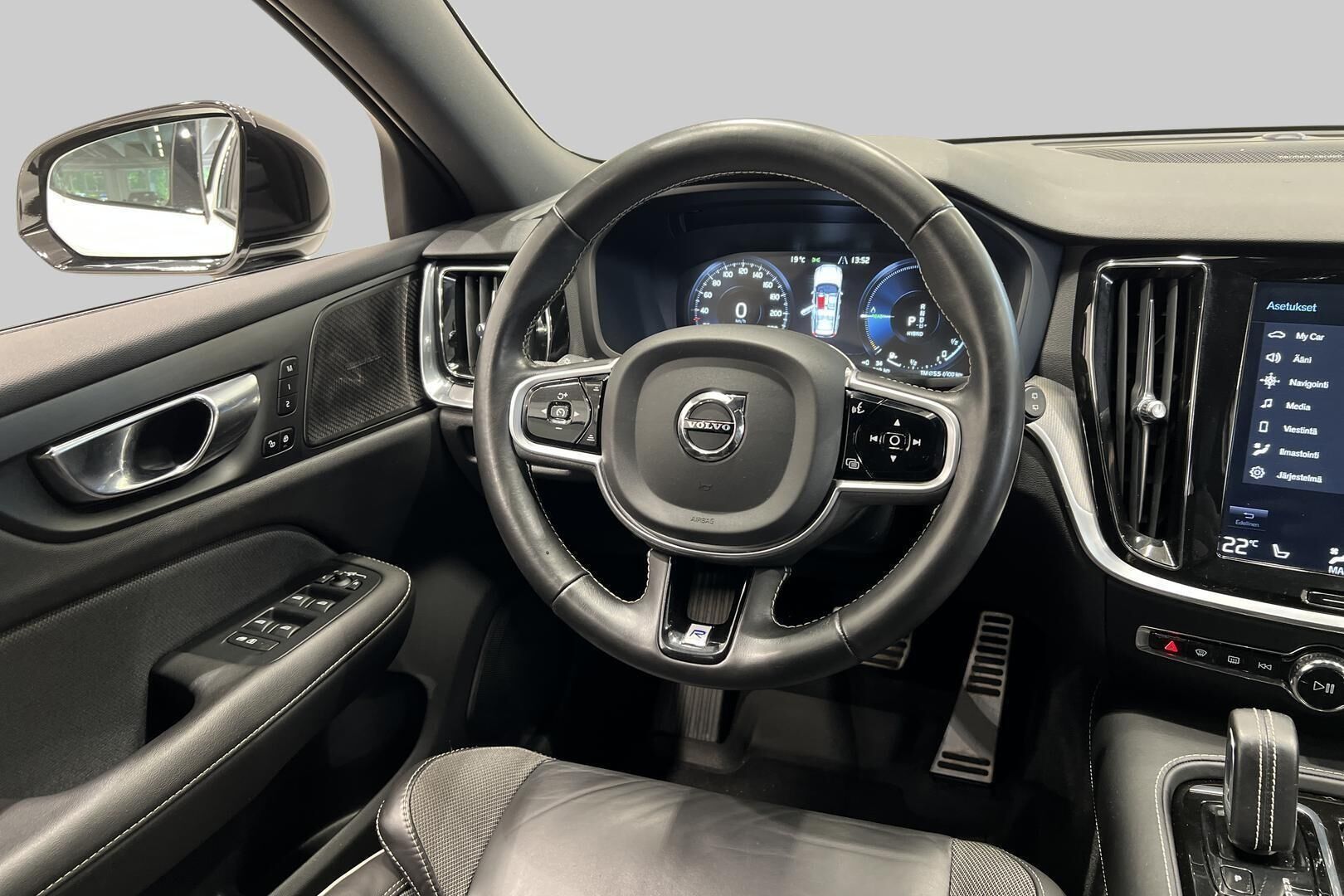 Volvo V60 iso kuva 17