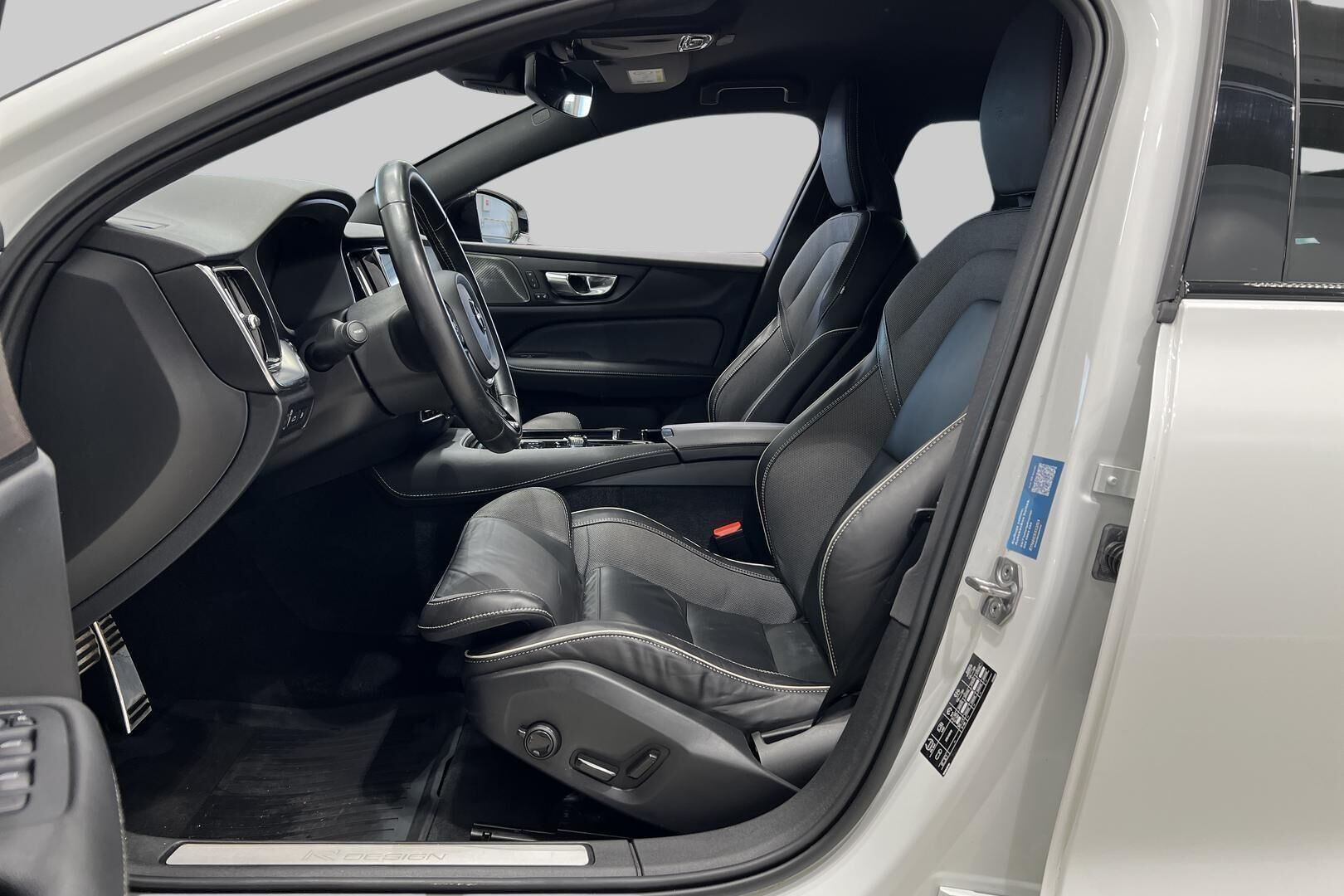 Volvo V60 iso kuva 25