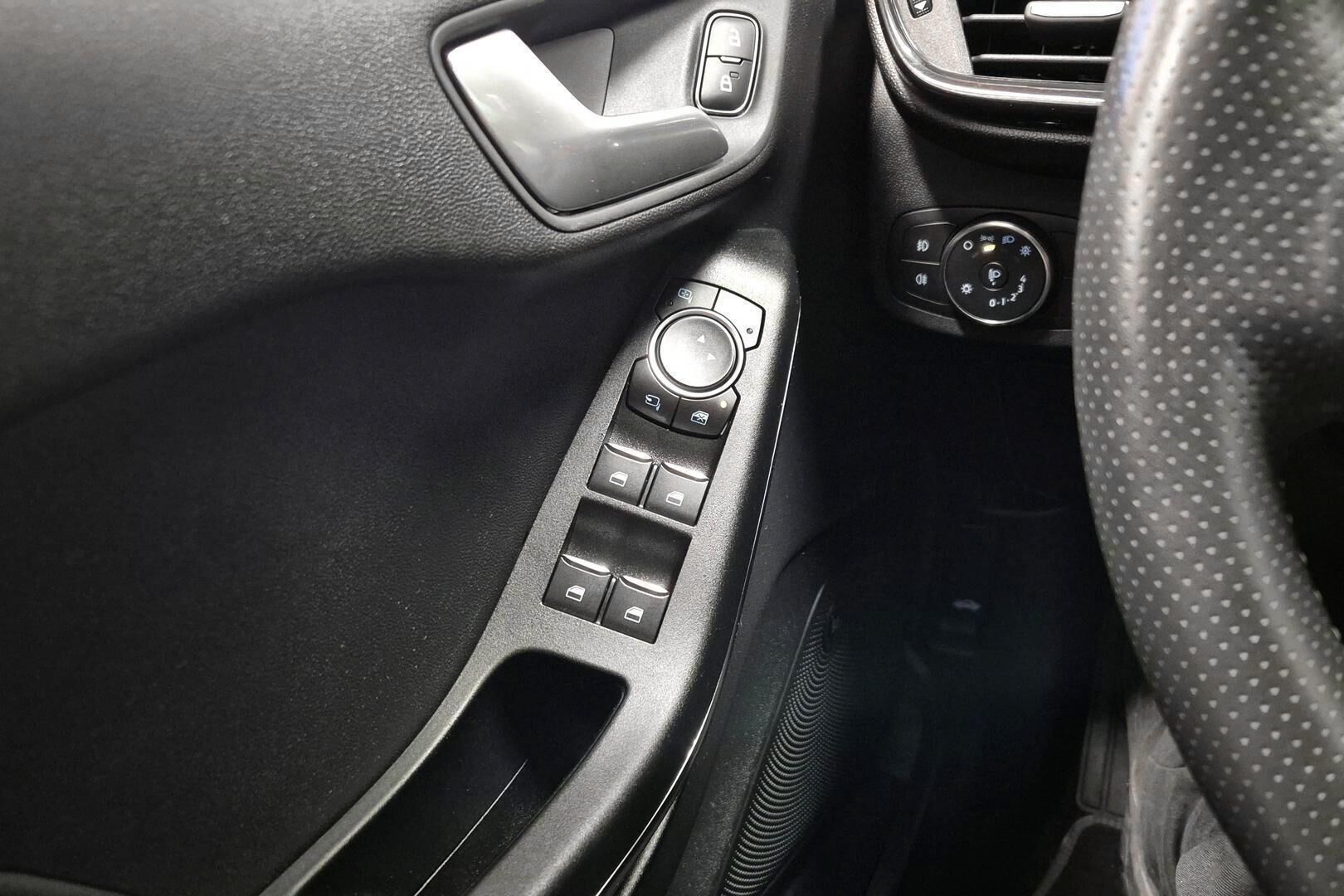 Ford Fiesta iso kuva 21