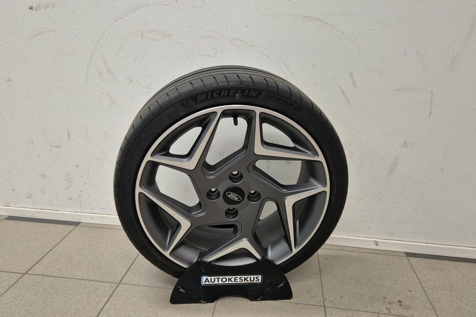 Ford Fiesta iso kuva 24