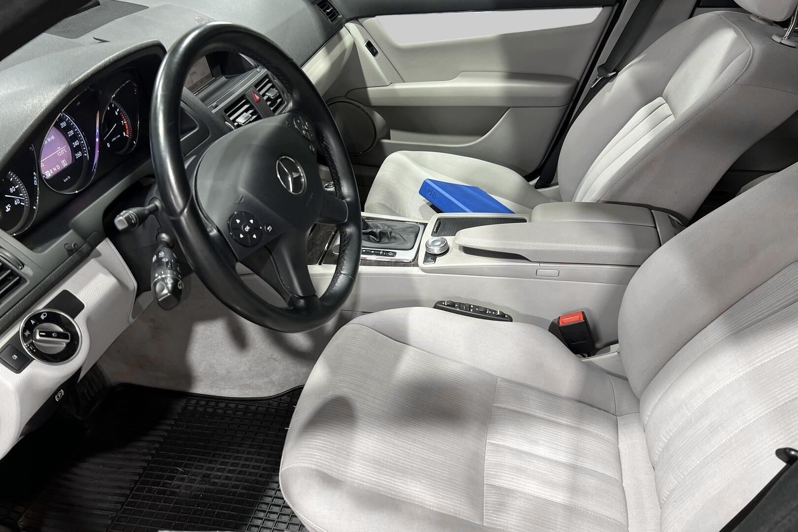 Mercedes-Benz C iso kuva 9