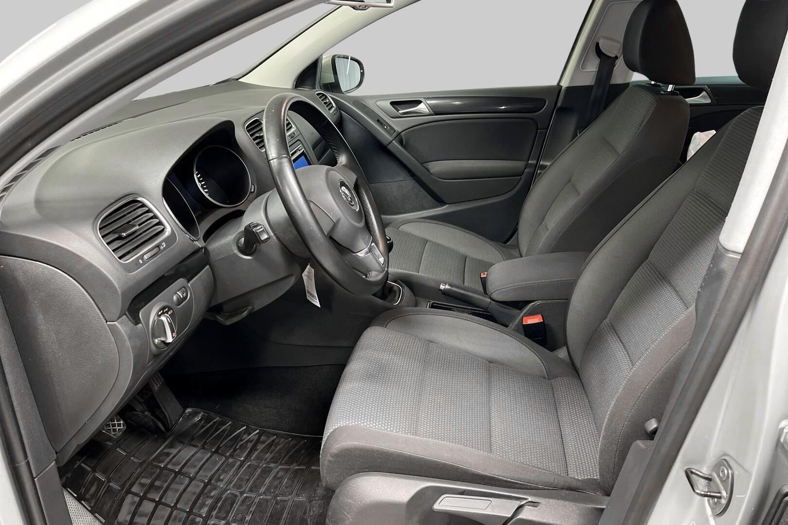 Volkswagen Golf iso kuva 8