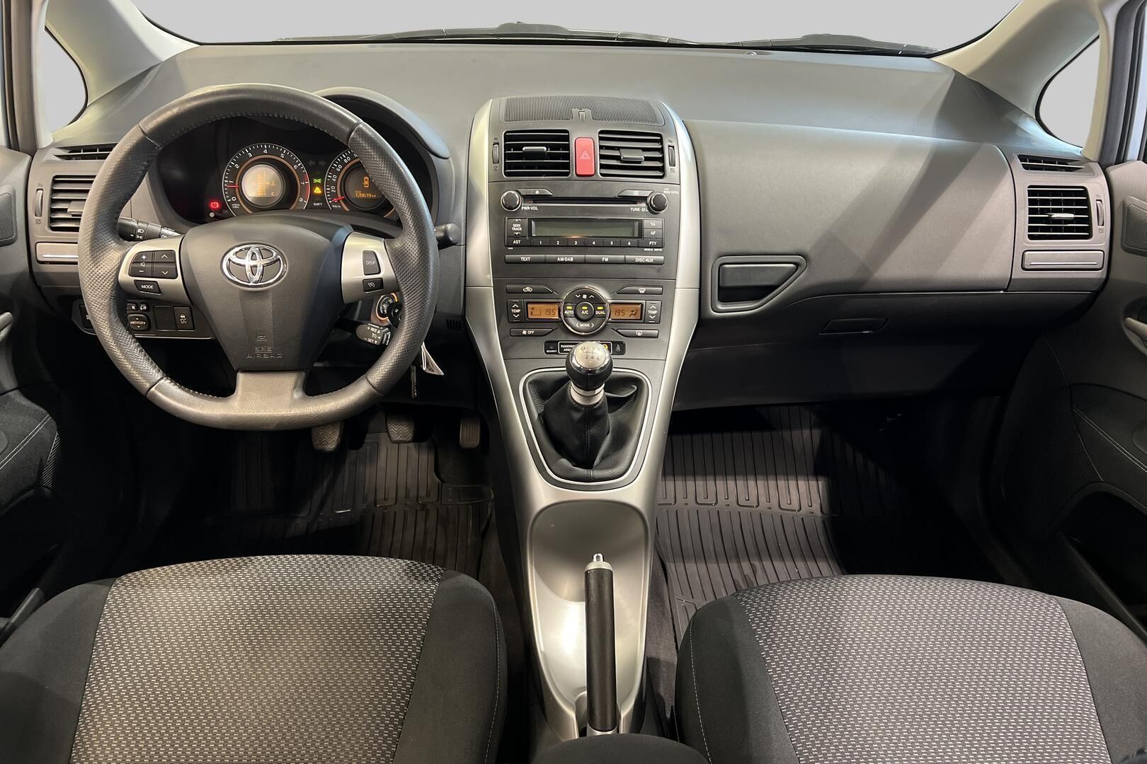 Toyota Auris iso kuva 11