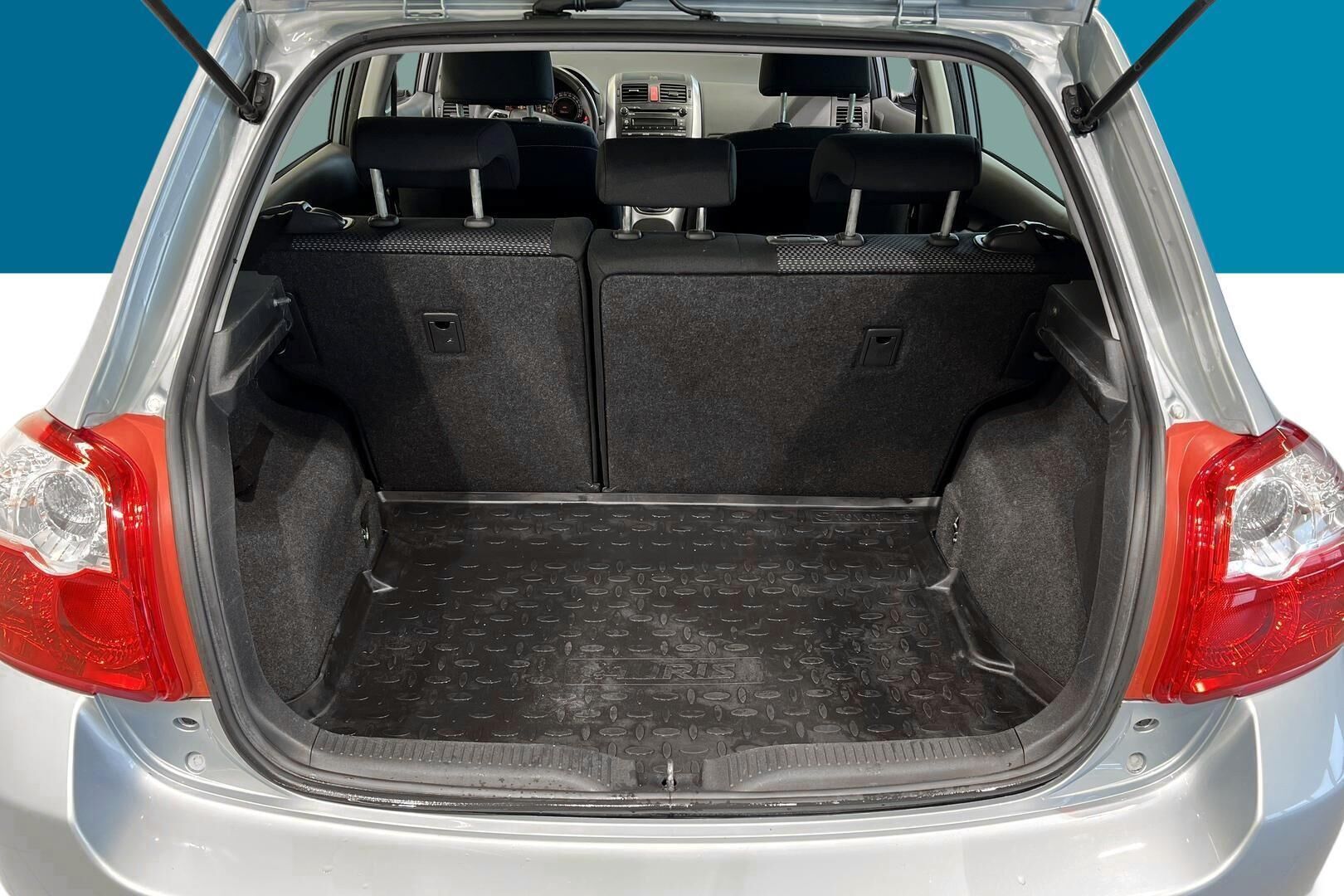 Toyota Auris iso kuva 12